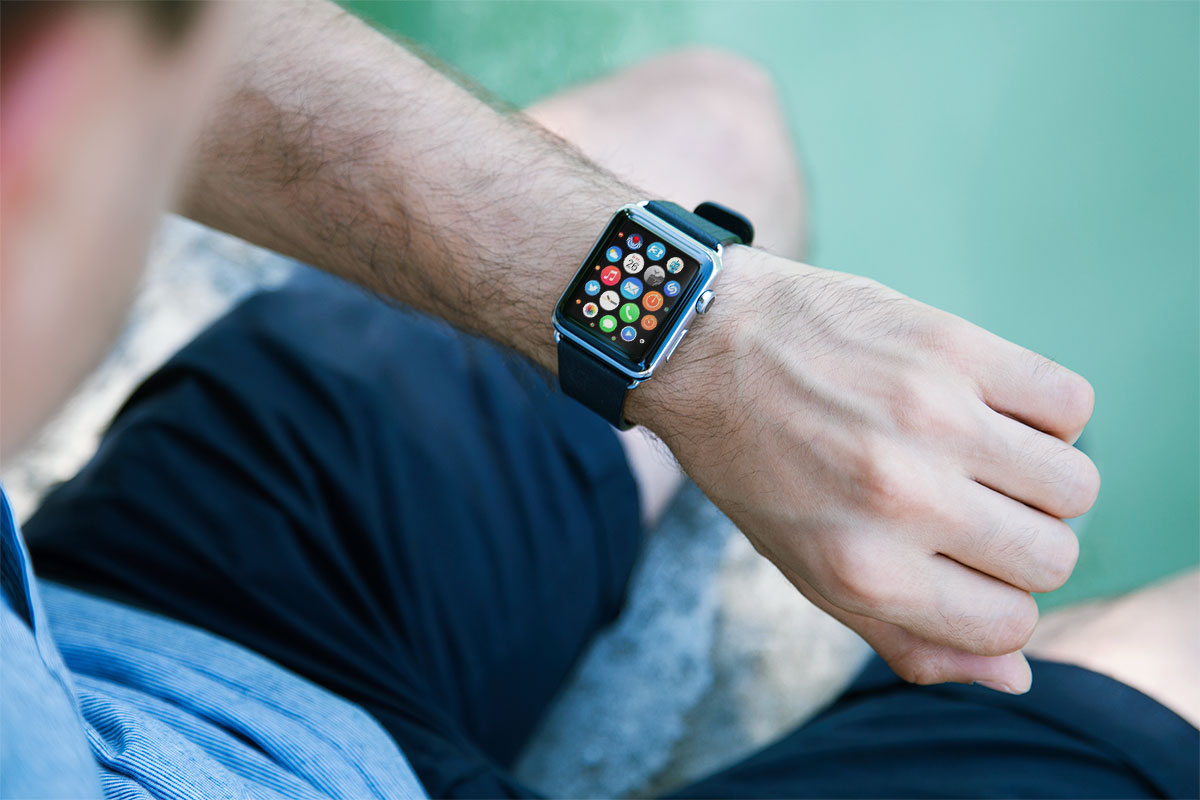 Free-Apple-Watch-Photo-Mockup-PSD-2