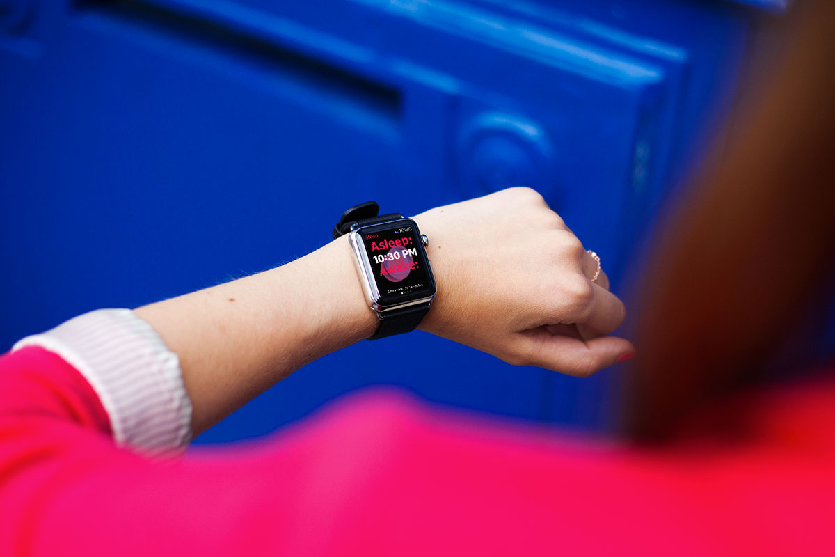 Free-Apple-Watch-Mockup-PSD-on-female-hand