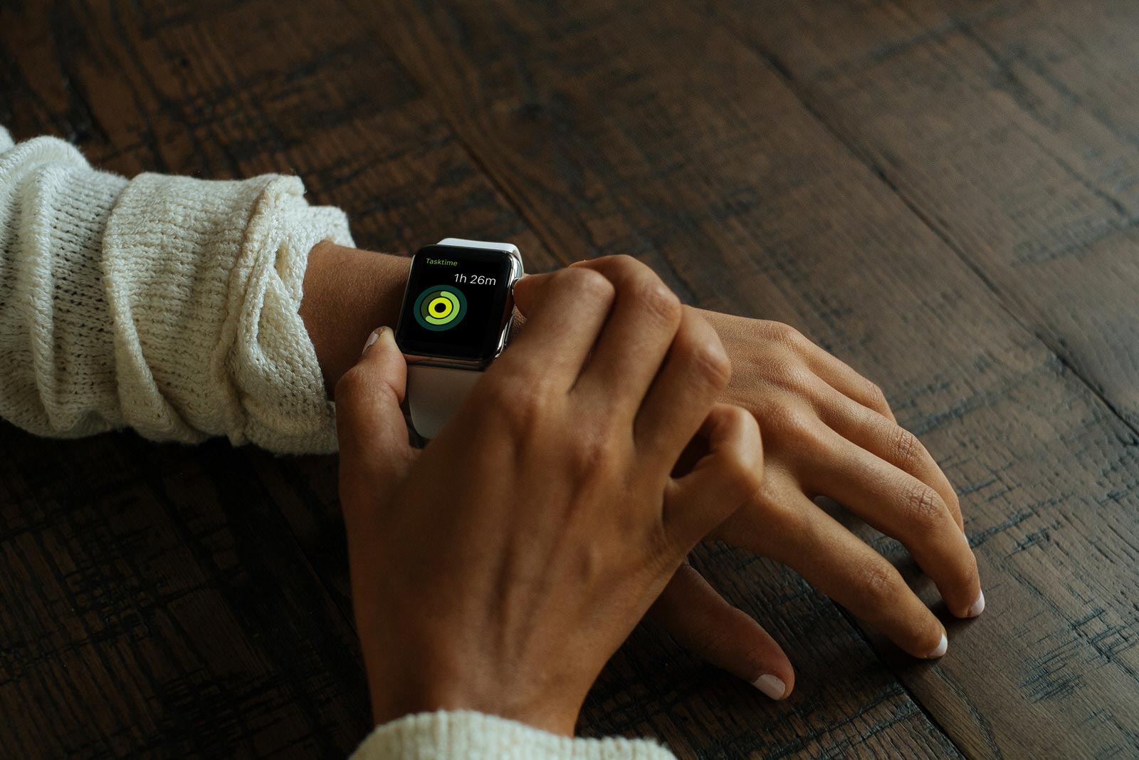 Free Apple Watch Photo Mockup PSD (1)