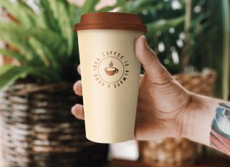 Free Hand Holding 20 oz Paper Coffee Cup Mockup PSD