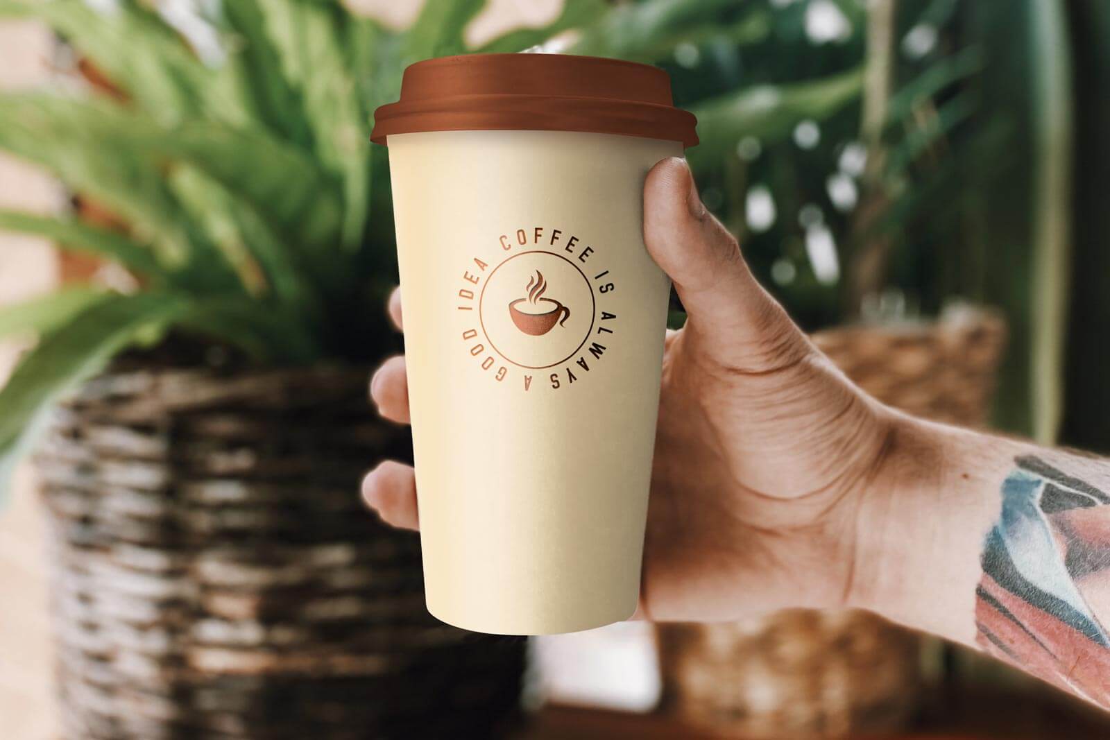 Free Hand Holding 20 oz Paper Coffee Cup Mockup PSD