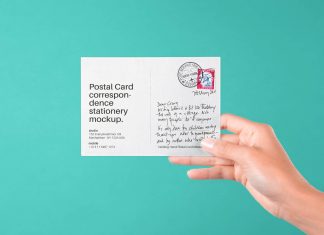 Free-Holding-Hand-Postal-Card-Mockup psd