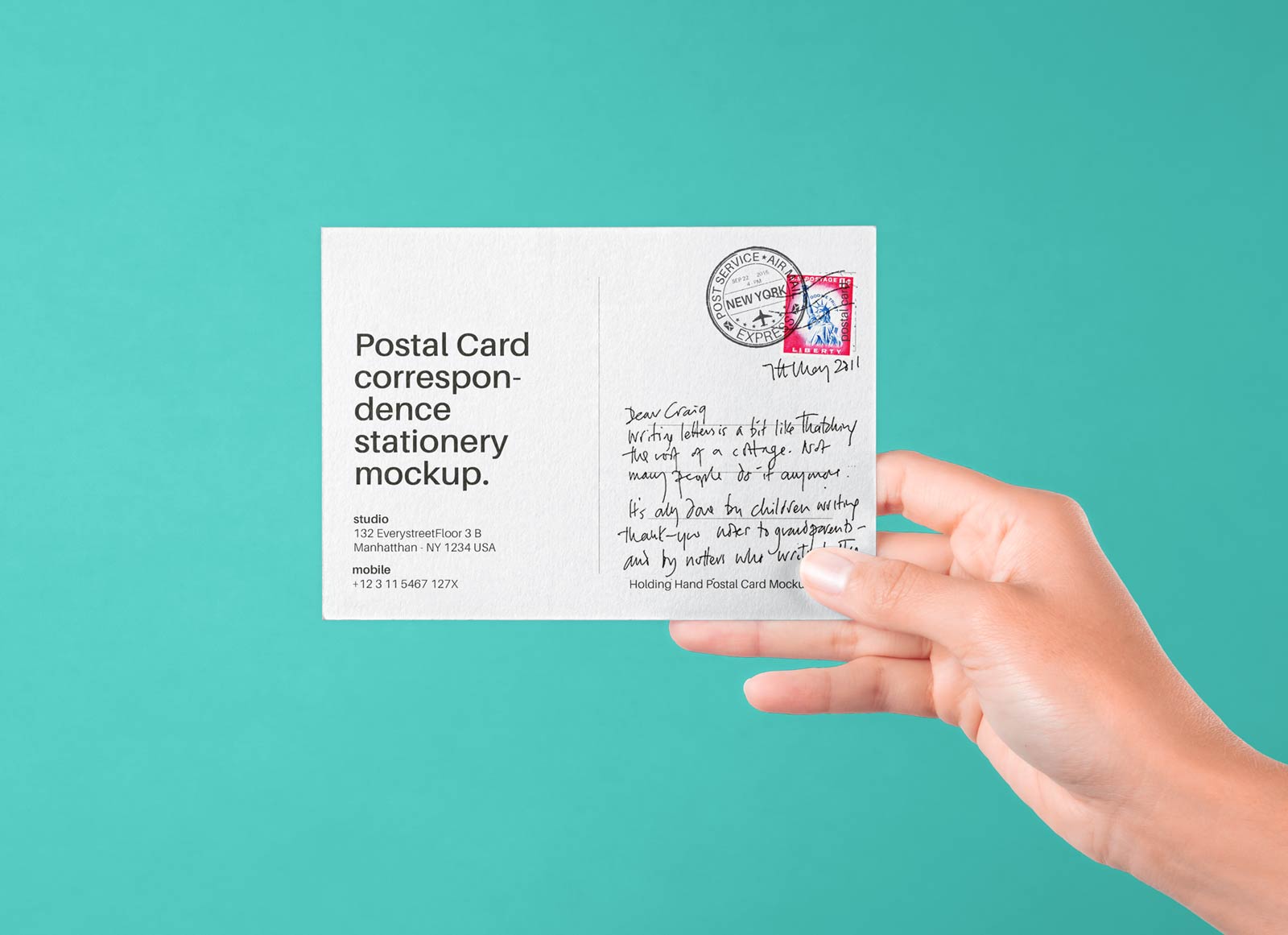 Free-Holding-Hand-Postal-Card-Mockup psd