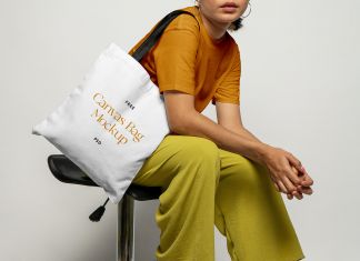 Free Female Carrying Shoulder Tote Bag Mockup PSD