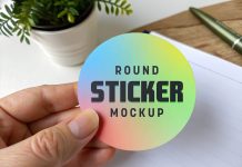 Free Hand Holding Round Sticker Mockup PSD