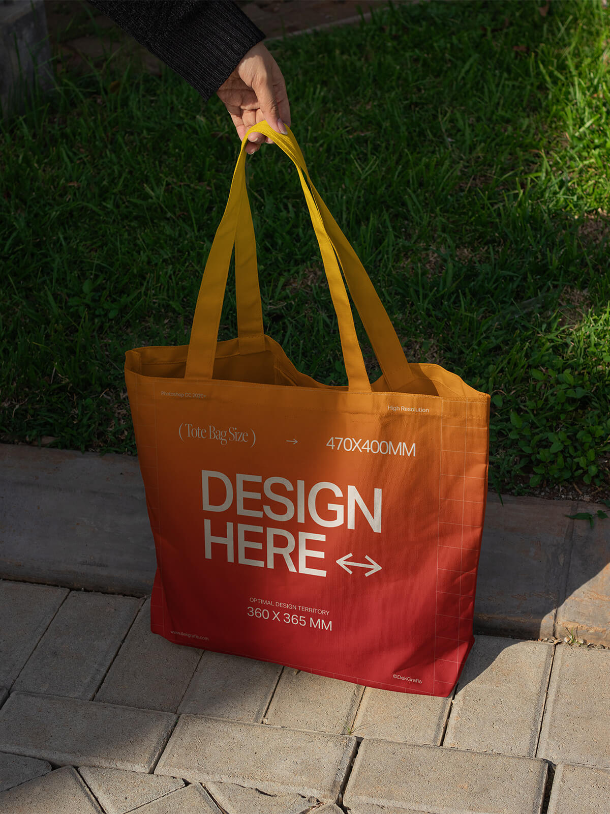 Free Realistic Girl Holding Tote Shopping Bag Mockup PSD