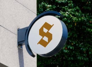 Free Mounted Round Signage Mockup PSD
