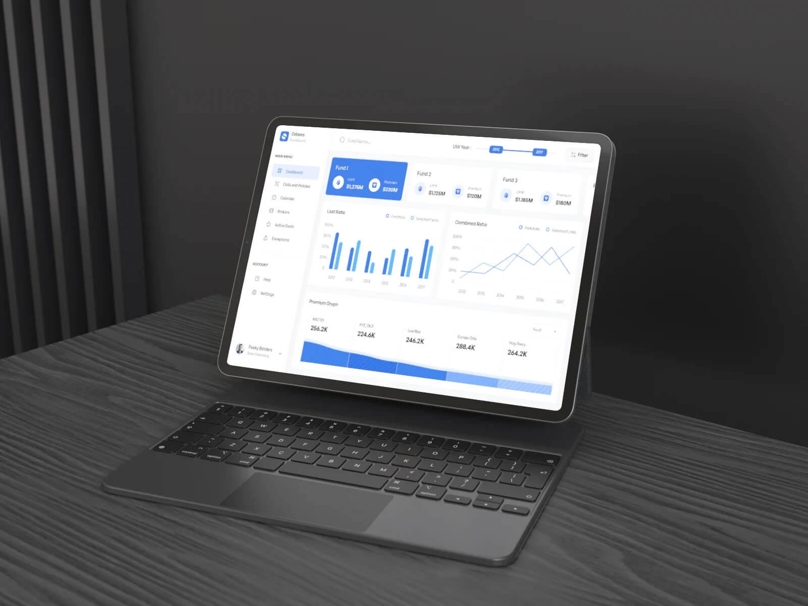 Free Dark iPad Pro With Keyboard Mockup PSD